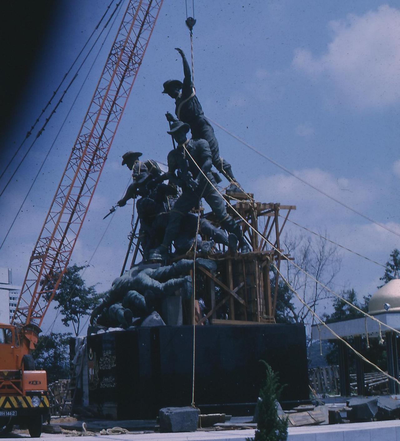 1965-Tugu-Negara-being-assembled 1965-Tugu-Negara-being-assembled