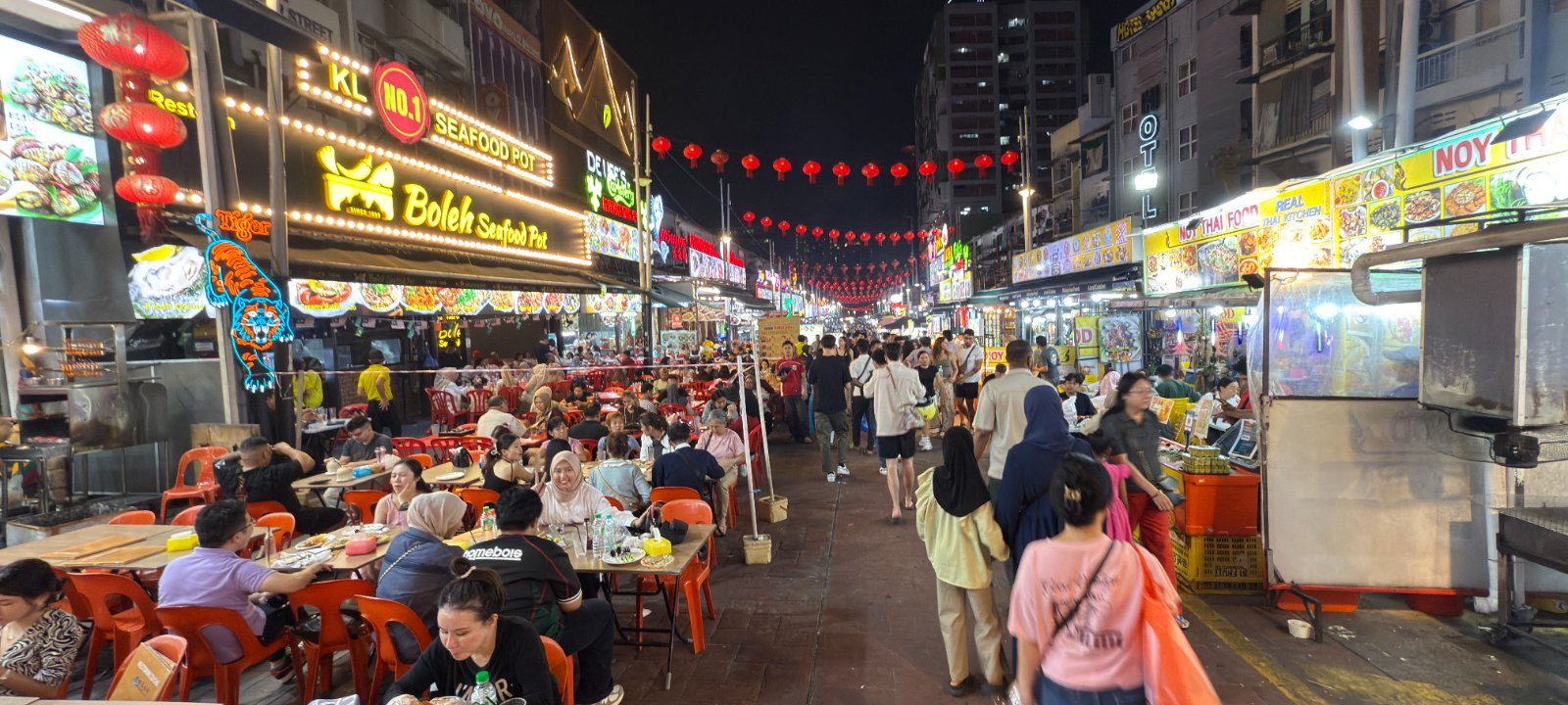 Navigating Jalan Alor Street Food