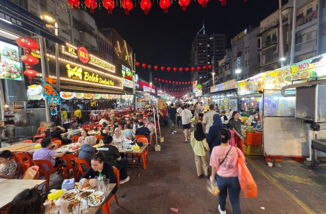 Navigating Jalan Alor Street Food